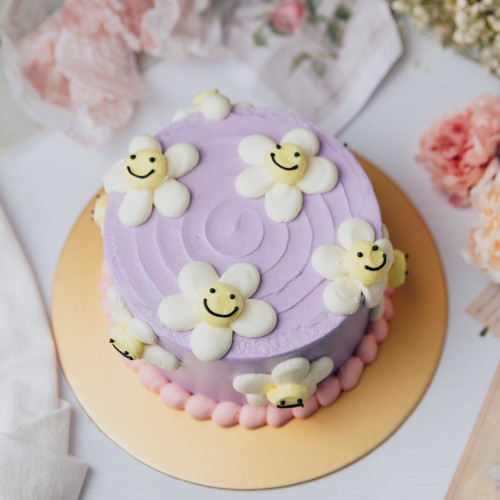 Piped Smiley Daisies Cake