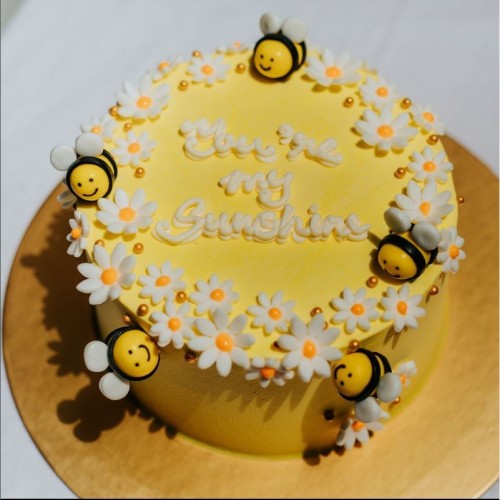 Bumble Bee & Daisies Cake