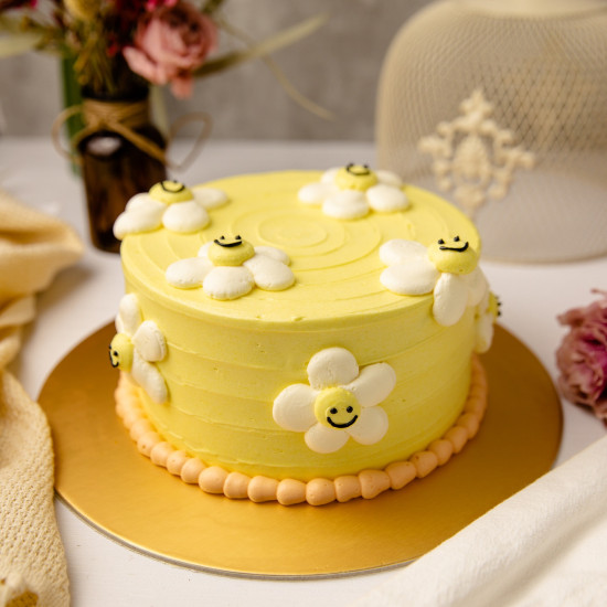 Piped Smiley Daisies Cake