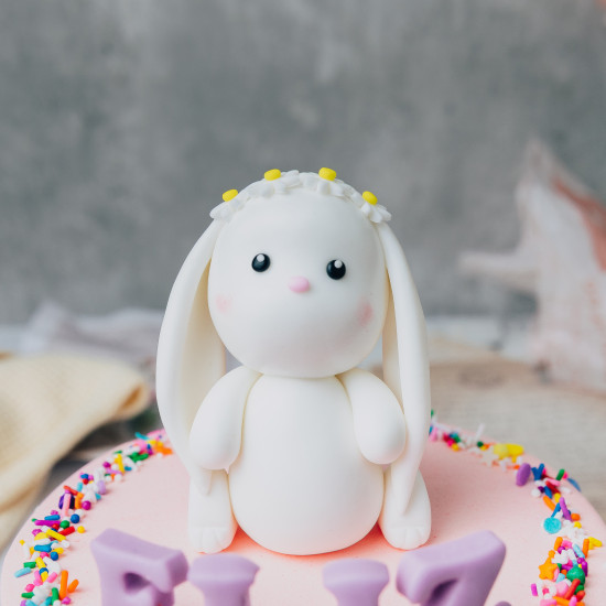 Fondant White Sitting Bunny Rabbit with Daisy Crown